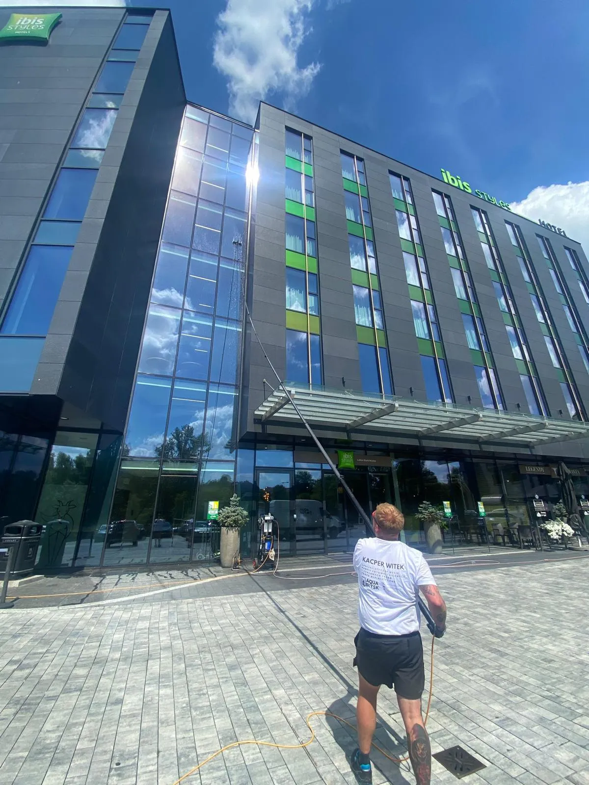 Mycie przeszkleń hotelu Ibis w Lublinie